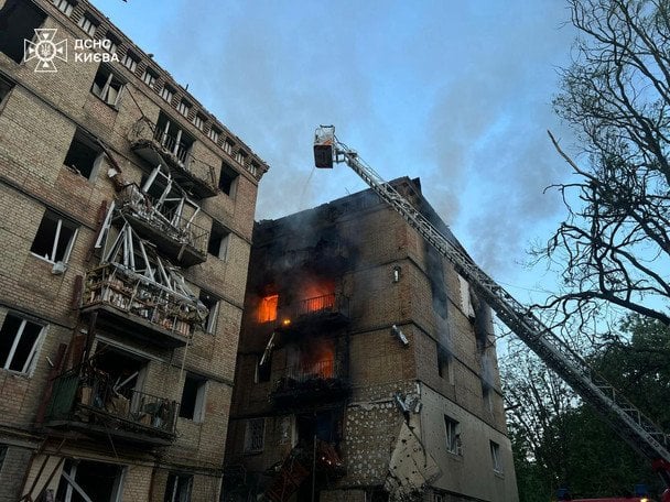 Наслідки атаки на Київ 17 червня / © ДСНС