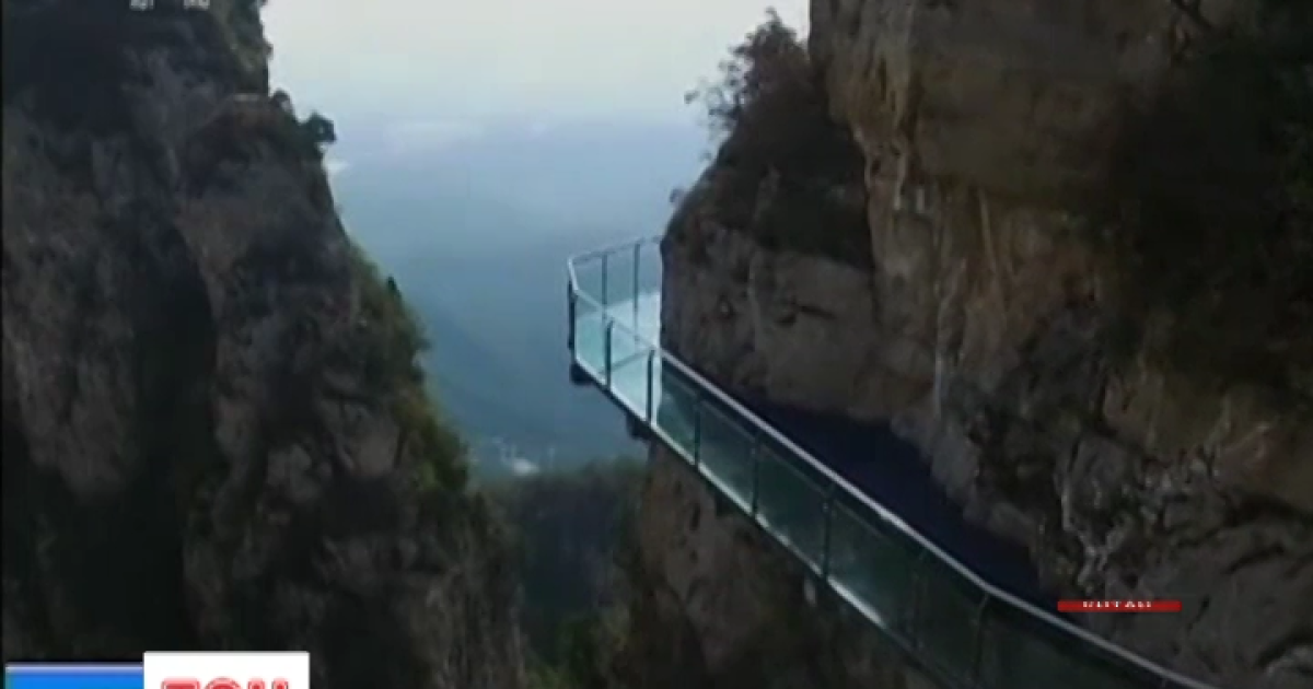 В Китае стеклянный мост закрыли для посещения туристами