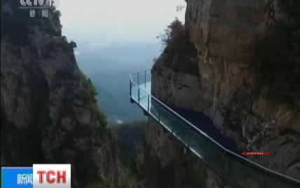 В Китае на высоте 180 метров турист разбил стеклянный мост