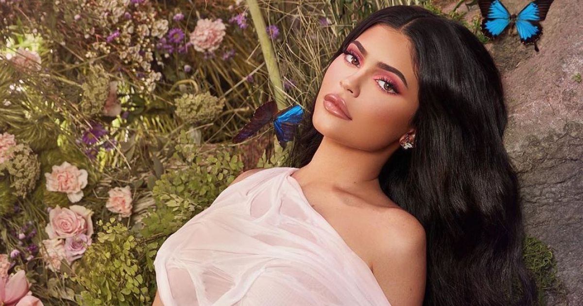 Кайли Дженнер в очень узком платье показала, как безуспешно пыталась сесть в машину