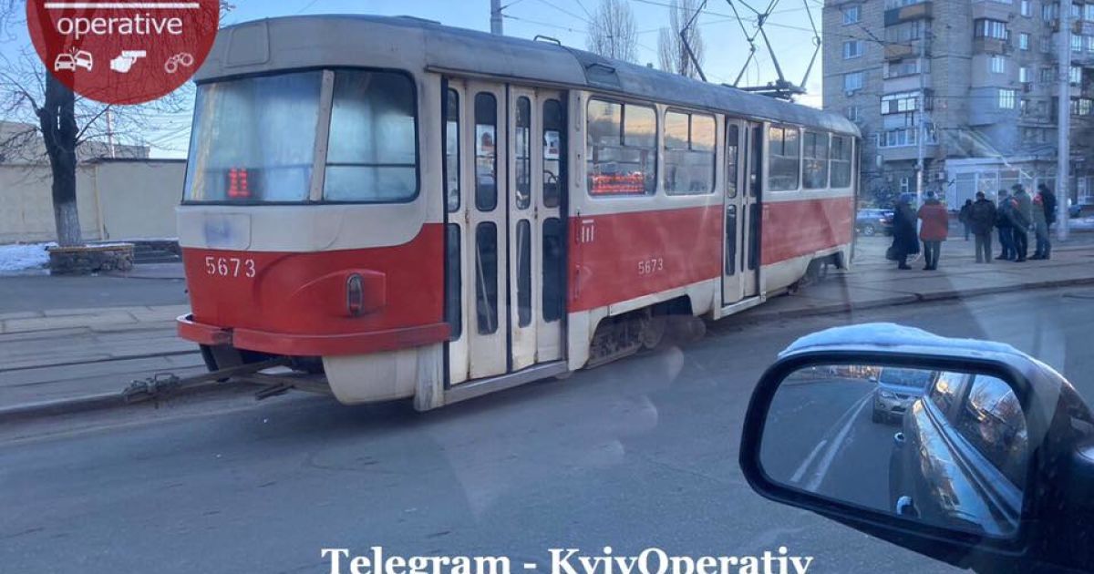 Трамвай злетів з рейок_2 / © Facebook/Киев Оперативный