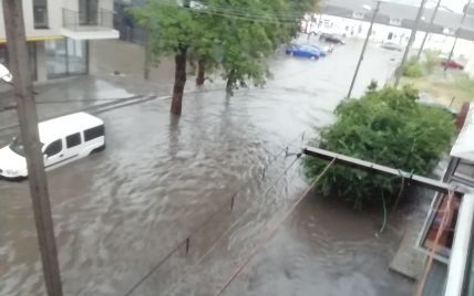 Пошкоджено 20 дахів та відсутня електроенергія: Садовий про наслідки сильної зливи у Львові