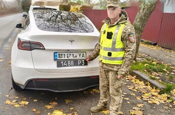 Скандал із Tesla на військових номерах біля ТЦК: що з'ясували про водія
