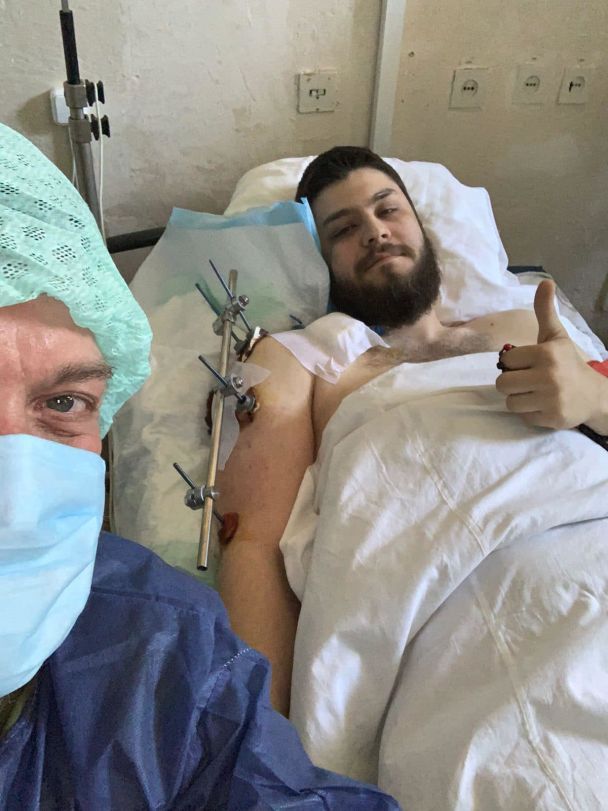 Олег Тягнибок у лікарні біля пораненого сина / © facebook/Олег Тягнибок