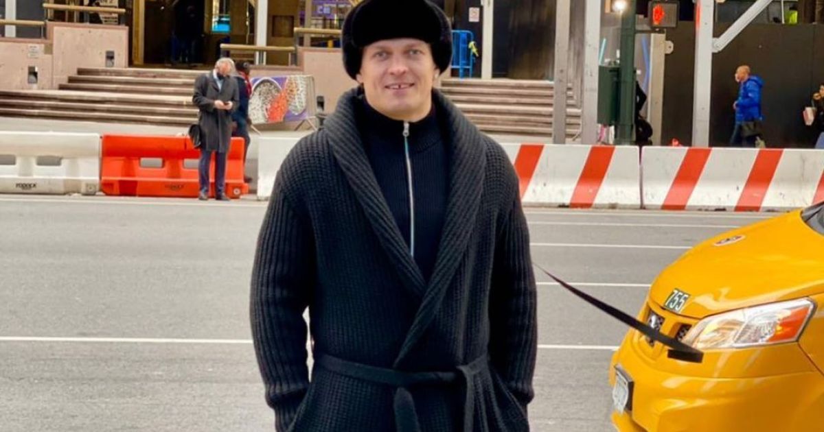 Похлопали друг друга по плечам и сфотографировались: Усик и Фьюри встретились во время боя Ломаченко