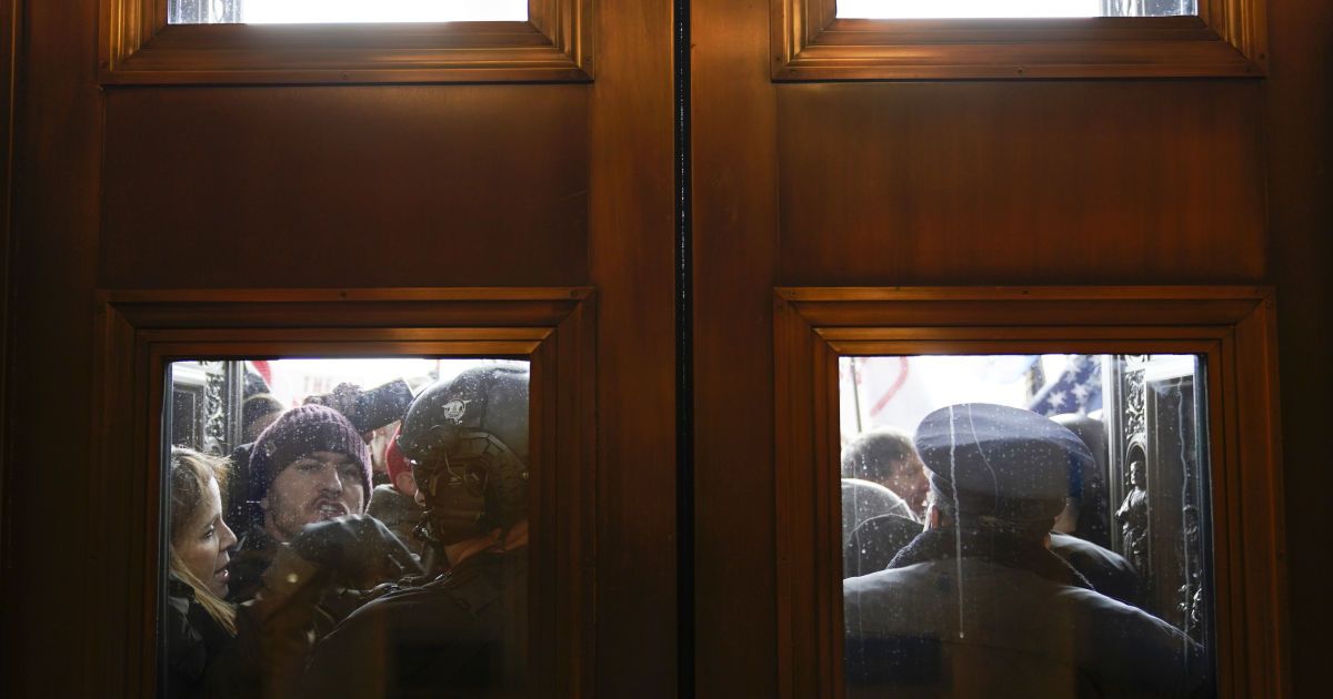 Стало известно, кто погиб во время стрельбы в Капитолии - СМИ