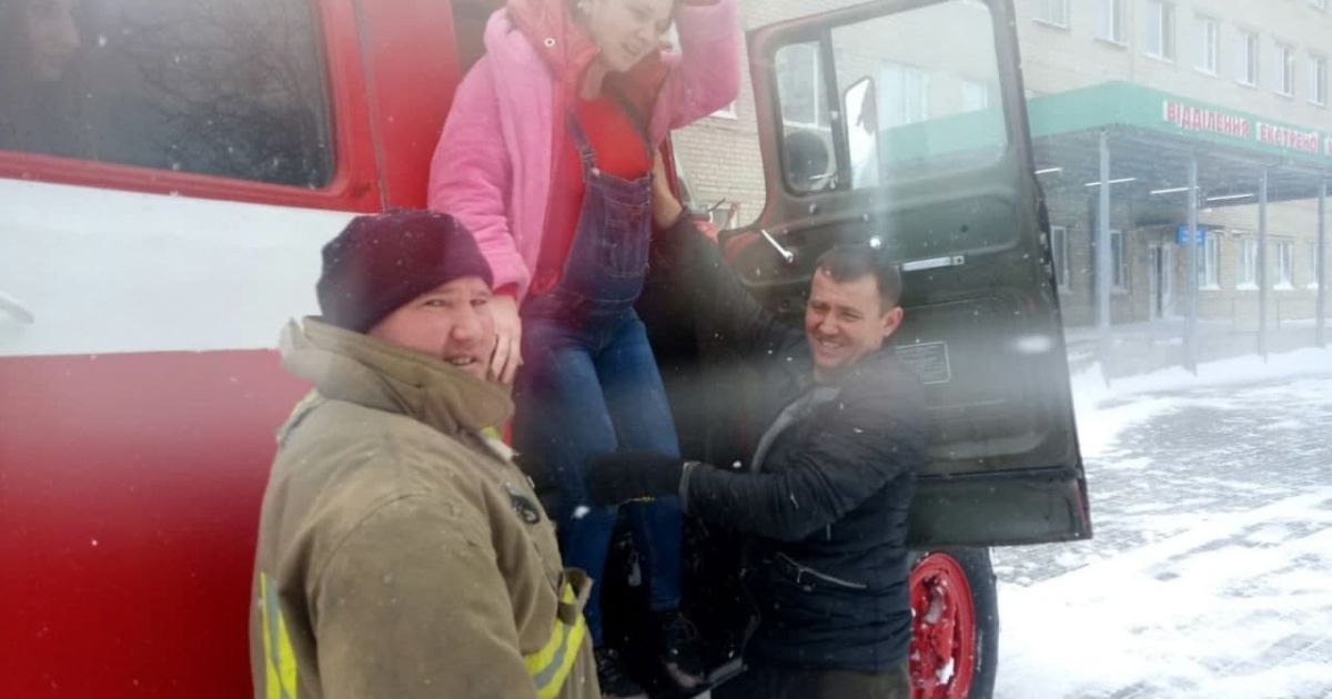 В Одеській області жінка, яка народжувала, через замети не могла доїхати до пологового: її довезли рятувальники
