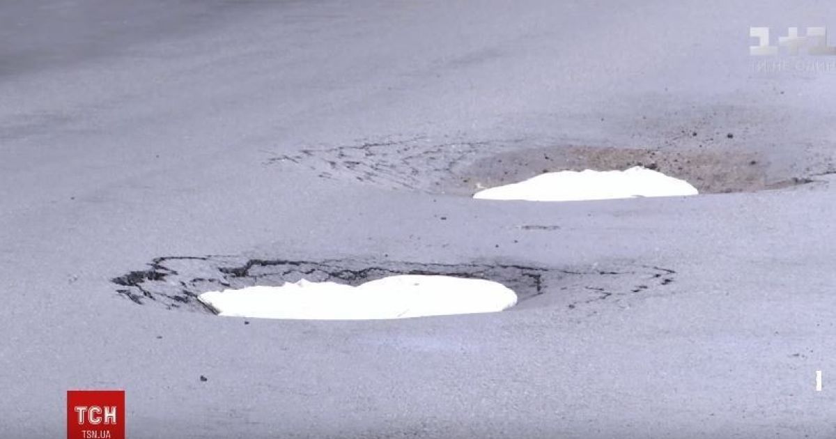 В Днепре ямы на дороге "залатали" мешками с мусором