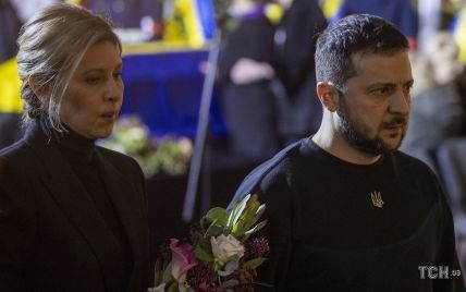 Со слезами на глазах и цветами: Елена Зеленская с мужем попрощалась с погибшими в Броварах