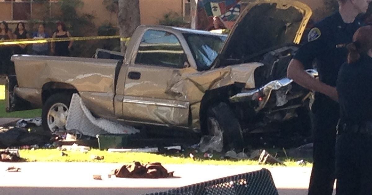 У Каліфорнії пікап зірвався з моста і приземлився на натовп людей