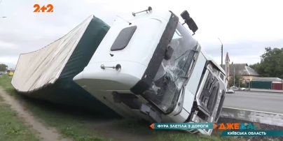 У Києві фура вилетіла з траси