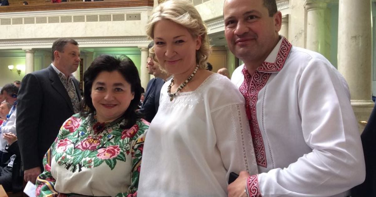 Народные депутаты одели вышиванки