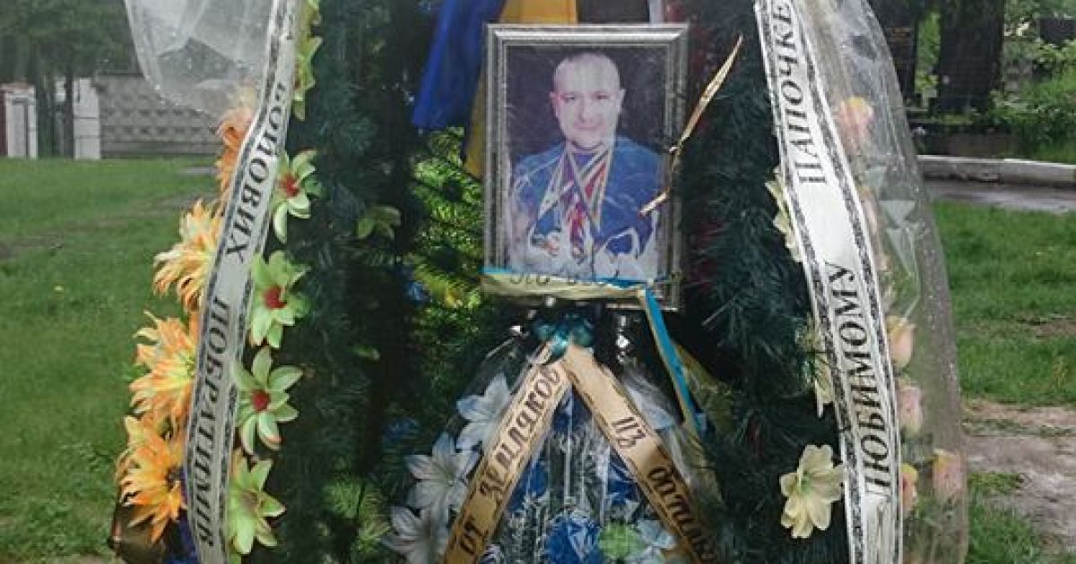 Савченко прийшла на могили загиблих друзів_2 / © Facebook/Віра Савченко
