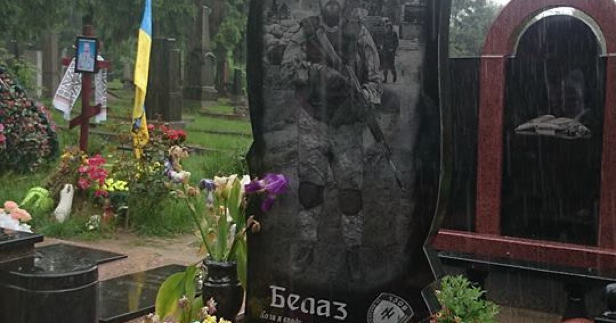 Савченко прийшла на могили загиблих друзів_4 / © Facebook/Віра Савченко