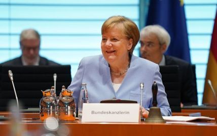В светло-васильковом жакете с V-образным вырезом: Ангела Меркель продемонстрировала обновку