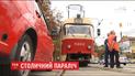 В Киеве десятки трамваев и сотни машин остановились из-за неправильно припаркованного автомобиля