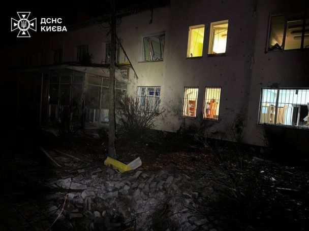 Последствия попадания вражеского БПЛА в Днепровском районе/Фото: ГСЧС