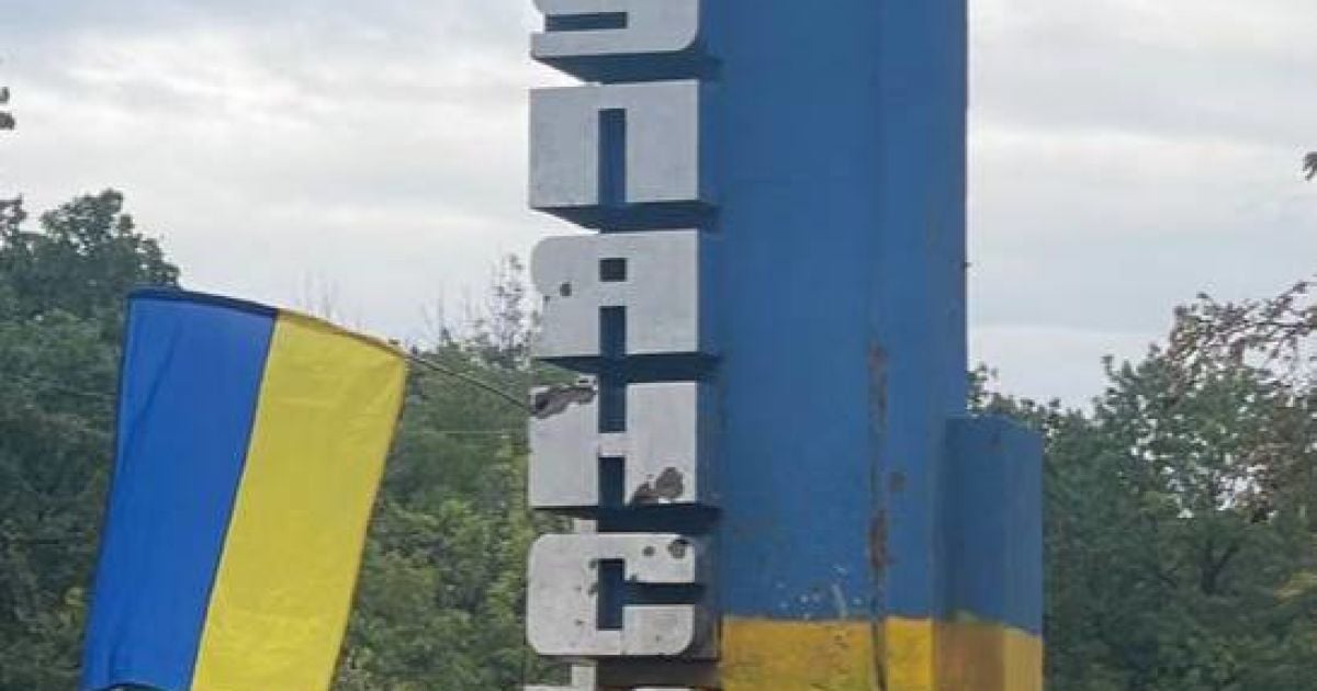 Прибрали своє сміття: полонені рашисти перефарбували в'їздний знак Куп'янська назад у синьо-жовті кольори (відео)