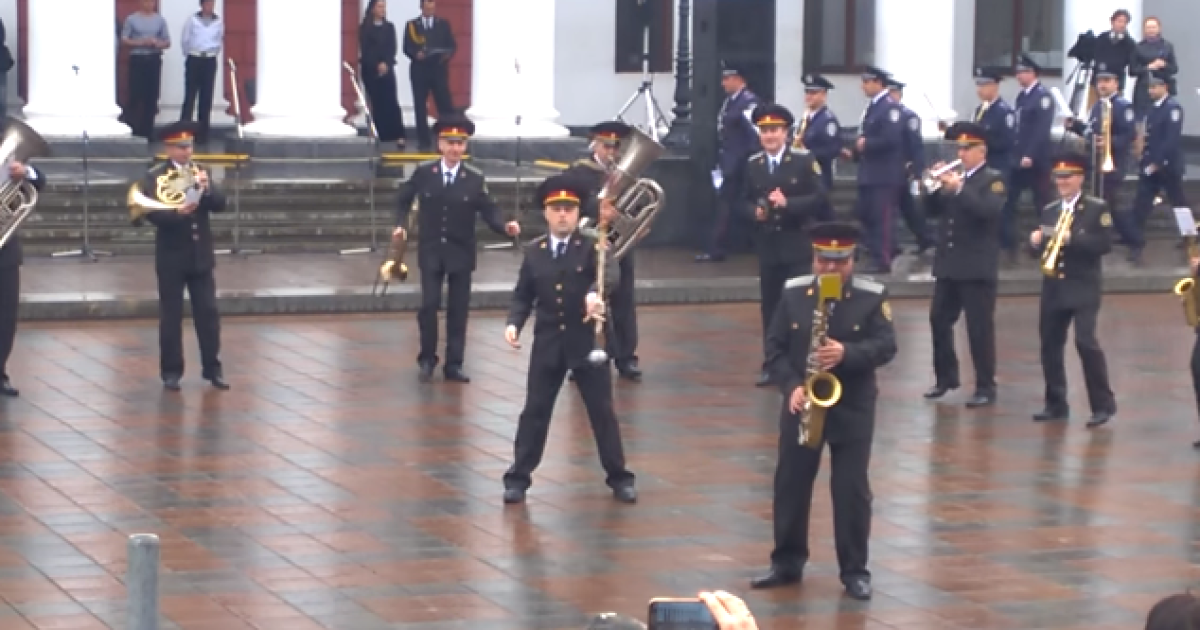 В Одессе оркестр Нацгвардии феерично исполнил хит о лабутенах