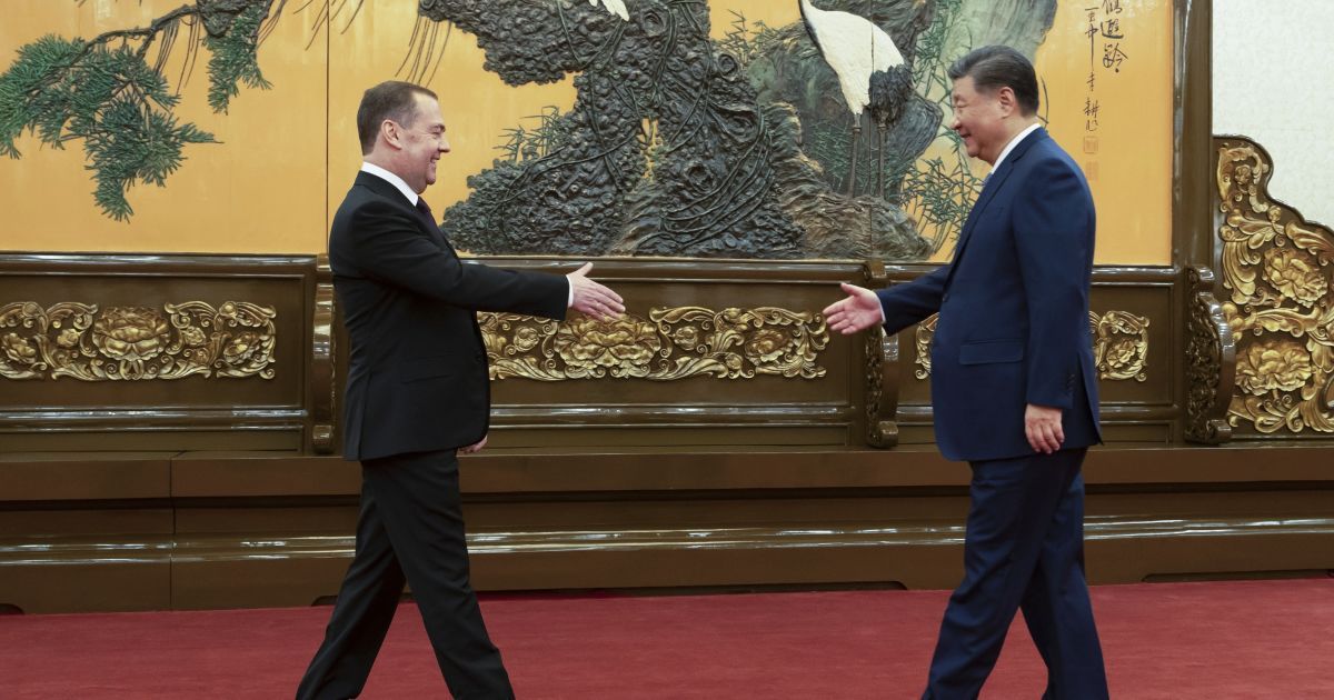 Заступник голови Радбезу Росії Дмитро Медведєв зустрівся з лідером Китаю Сі Цзіньпіном