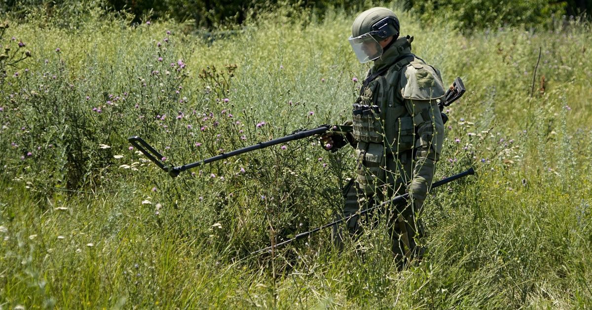 Окупанти почали активно заміновувати лінію фронту забороненою зброєю – британська розвідка