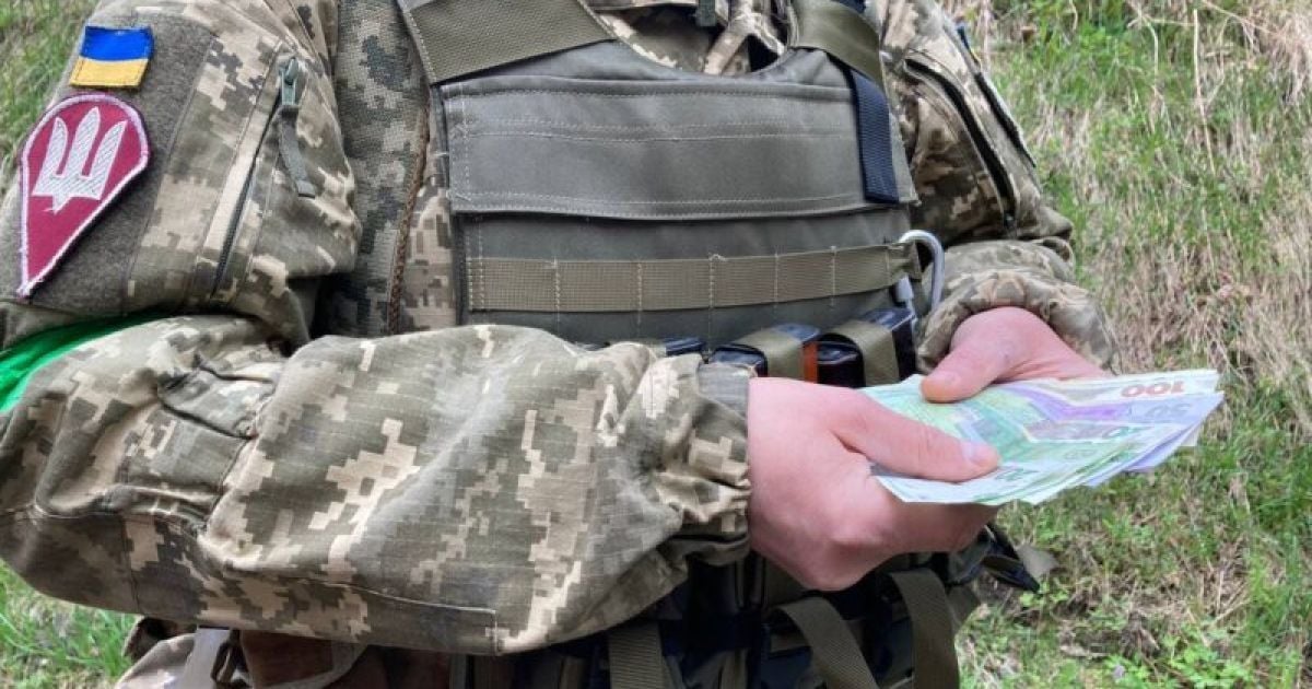 В Україні військовослужбовцям будуть додатково виплачувати по 30 і 100 тисяч гривень