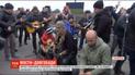 В Запорожье люди пением требовали достроить мосты