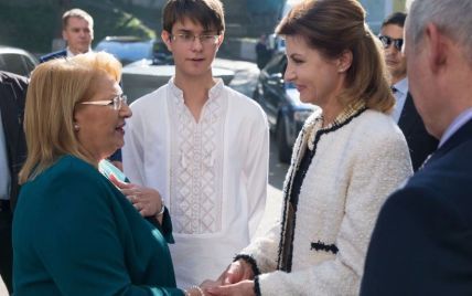 В молочном пальто и элегантном платье: Марина Порошенко посетила школу
 
