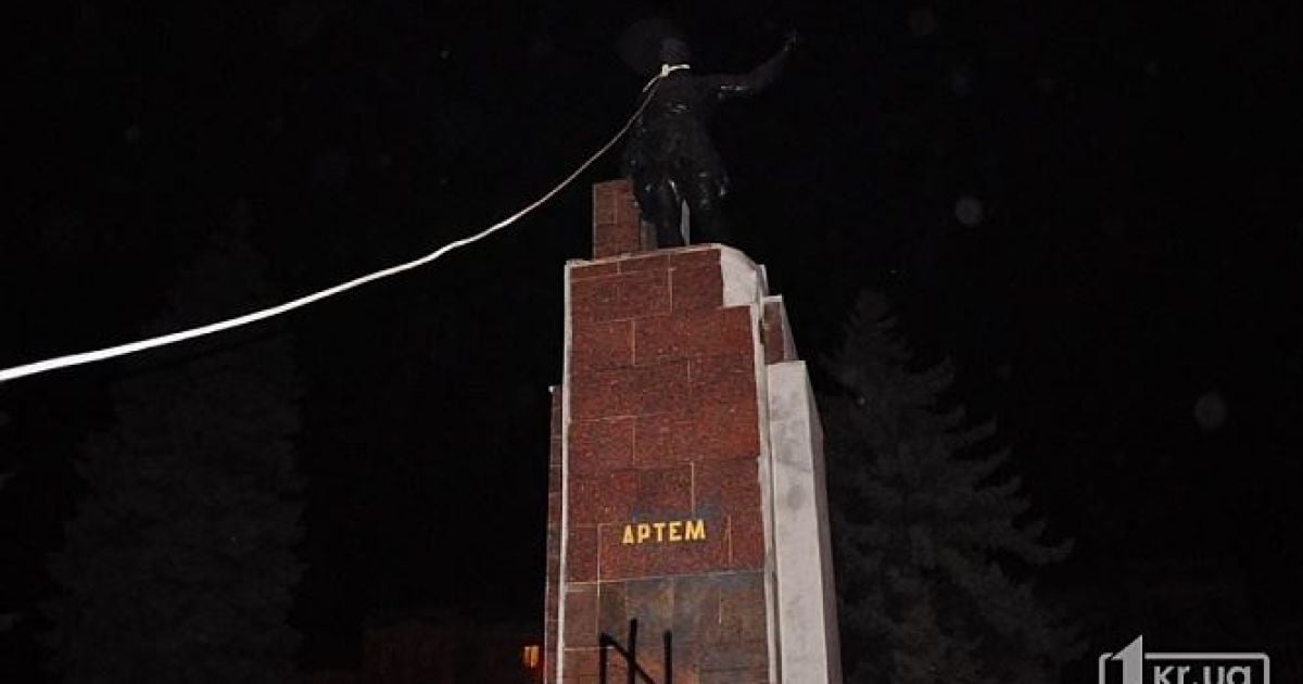 Кривий Ріг очистився від ще трьох комуністичних пам'ятників.