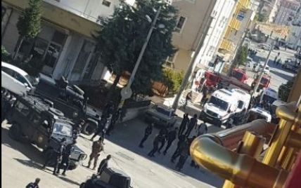 У великому місті Туреччини терорист-смертник підірвав себе, аби не здаватись поліції
