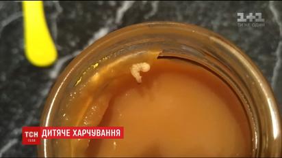 У Львові батьки немовляти стверджують, що знайшли у дитячому харчуванні хробака
