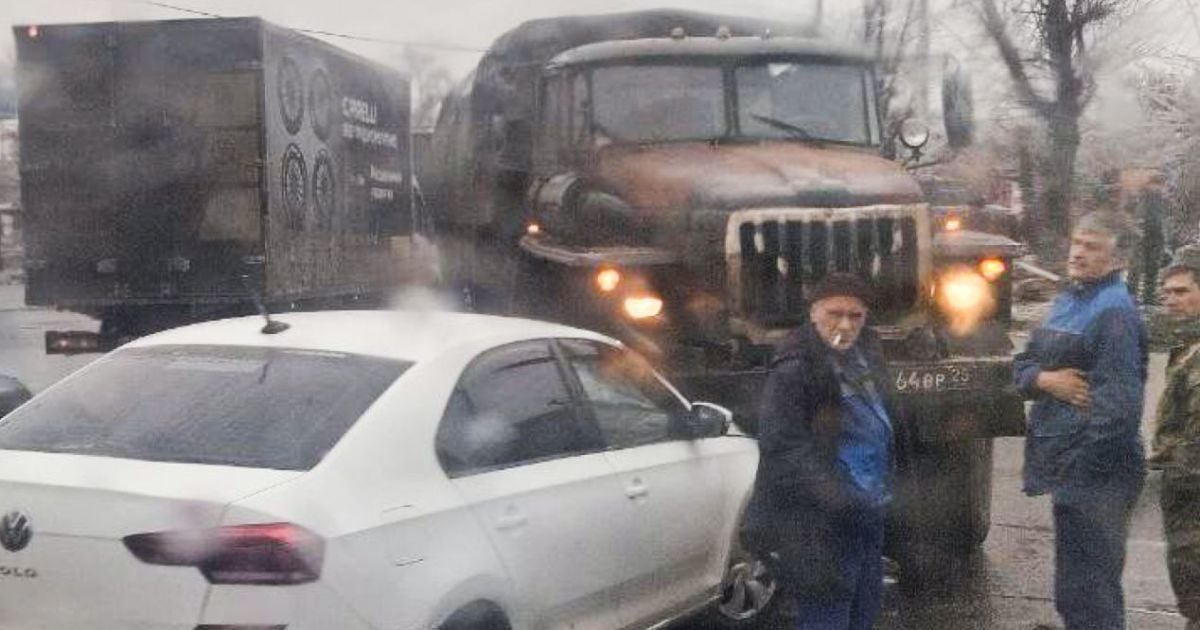 В Мариуполе военный грузовик с боекомплектом протаранил гражданский автомобиль (фото)