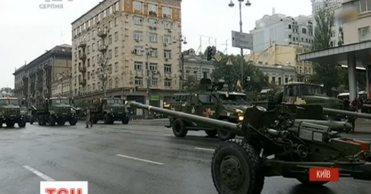 Військова техніка вишикувалась на Хрещатику в очікуванні параду
