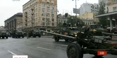 Військова техніка вишикувалась на Хрещатику в очікуванні параду