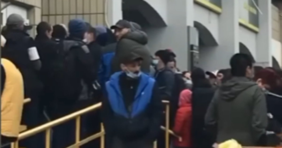 У Києві наркозалежні у пошуках метадону штурмують аптеки у спальних районах: відео
