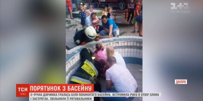 Збивали бетон і розрізали труби: у Дніпрі звільняли з басейну дворічну дівчинку