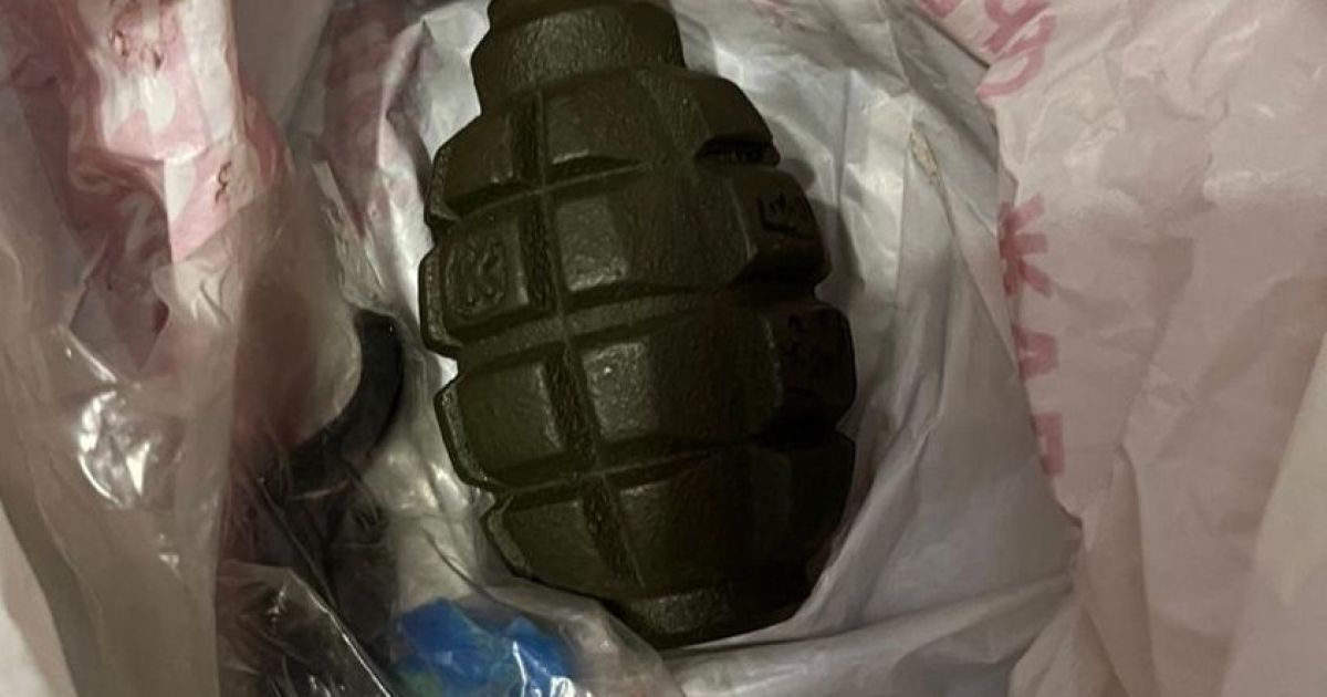 Вдома у підозрюваного знайшли корпус гранати Ф-1 та запал / Фото: Київська міська прокуратура