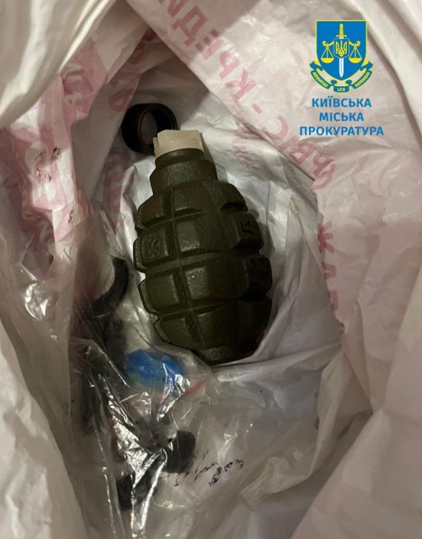 Вдома у підозрюваного знайшли корпус гранати Ф-1 та запал / Фото: Київська міська прокуратура