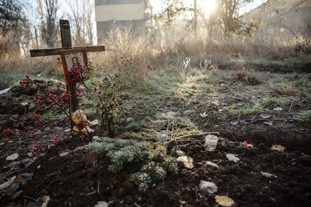 В городе теперь можно увидеть могилу прямо во дворах / © Associated Press