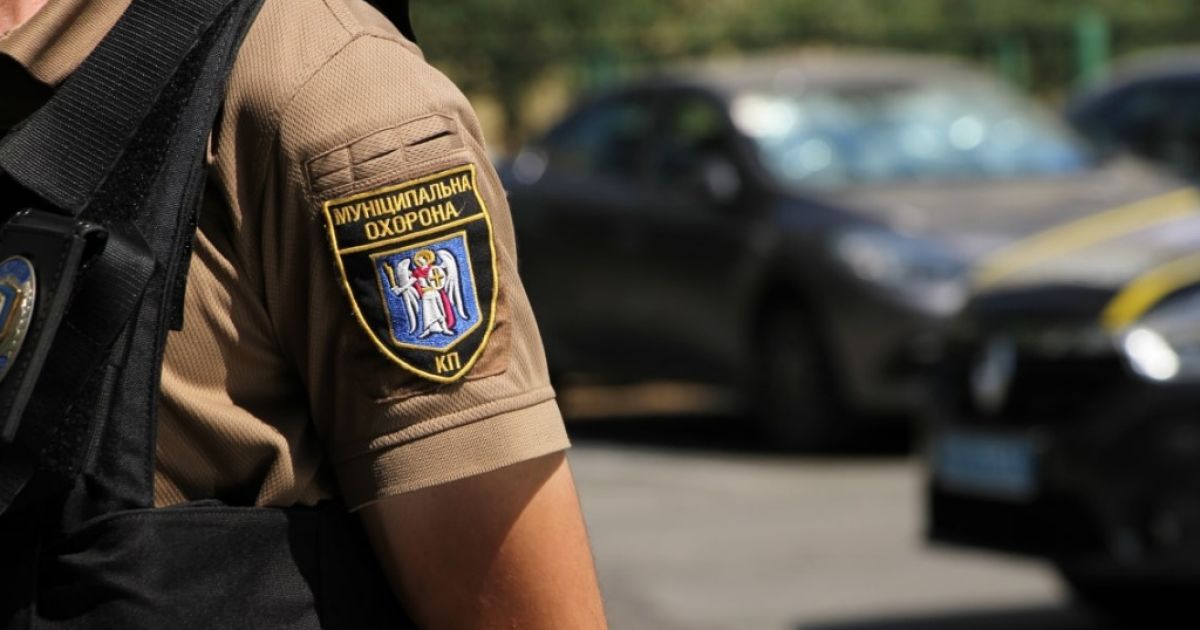 У Києві чоловік вдарив ножем у живіт працівника Муніципальної охорони