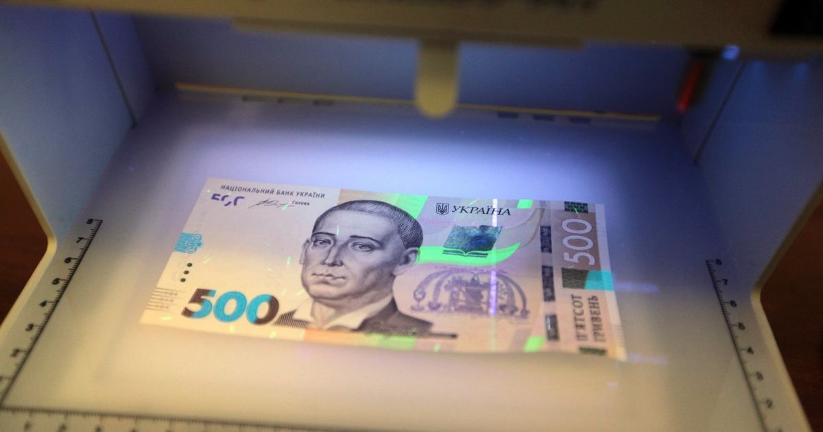 В Киеве неизвестные в масках отобрали у мужчины сумку с полумиллионом гривен