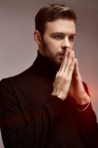 В новом клипе певец предстал похудевшим