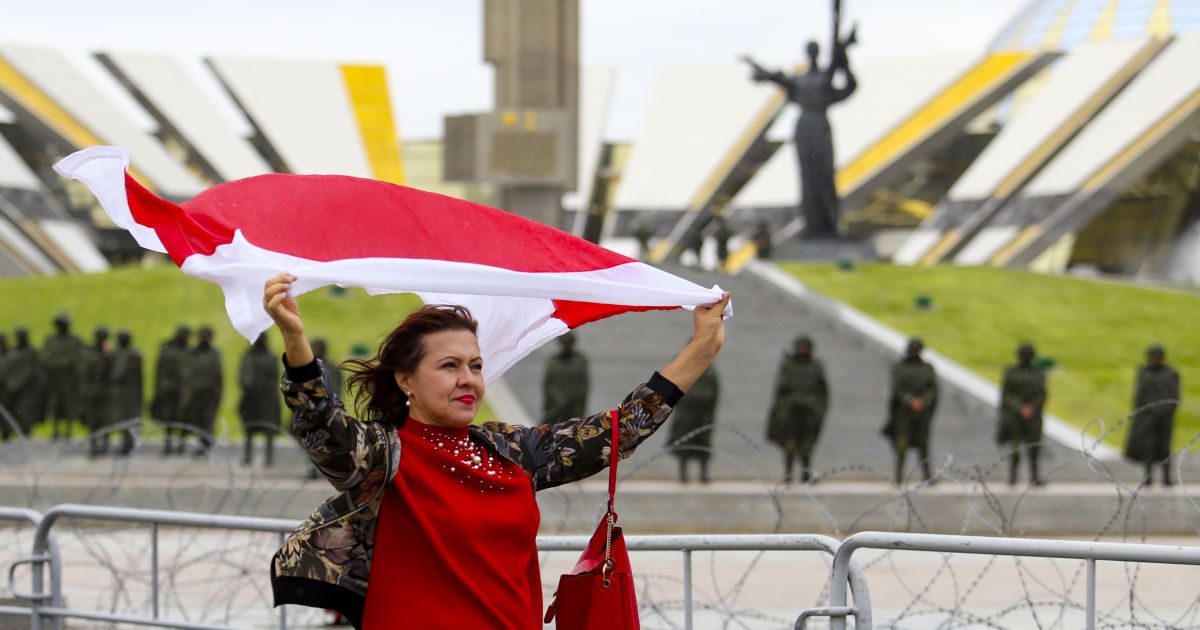 "Народная инаугурация" Тихановской: в Минск ввели бронетехнику
