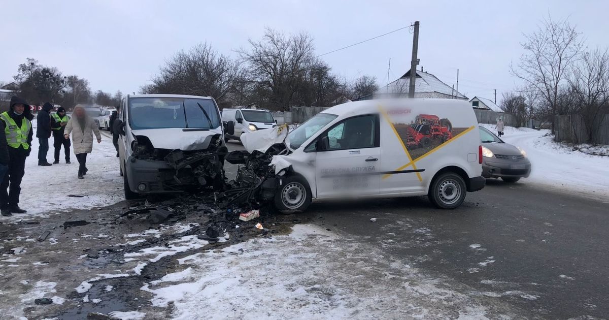 У Київській області водій Volkswagen Caddy зіткнувся з мікроавтобусом Renаult Trafic / © Поліція Київської області