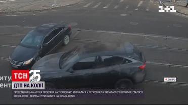 У Дніпрі водій влаштував ДТП на коліях | Новини України