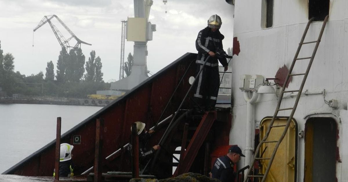 На Херсонському причалі вогонь охопив судно_4 / © Управління ДСНС у Херсонській області