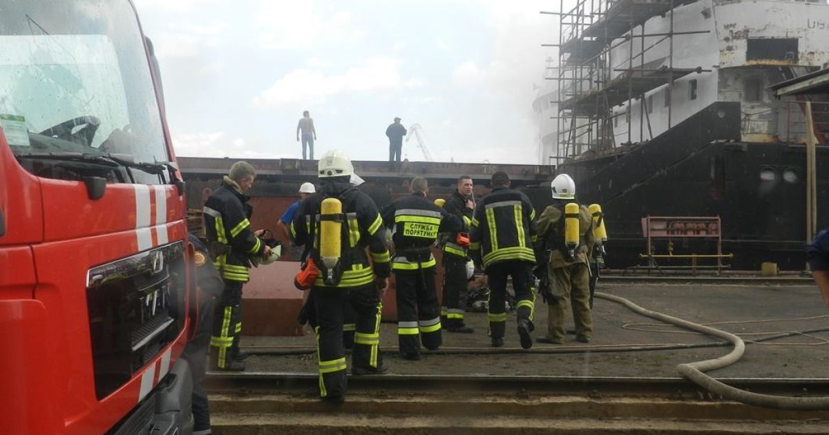 На Херсонському причалі вогонь охопив судно_3 / © Управління ДСНС у Херсонській області