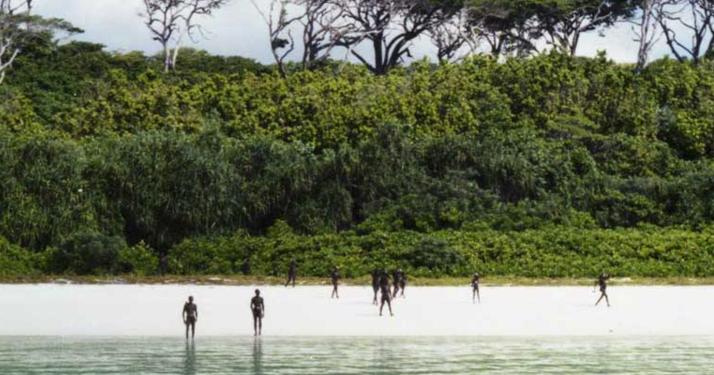 Убийство американца туземцами на индийском острове: полиция не может забрать оттуда тело