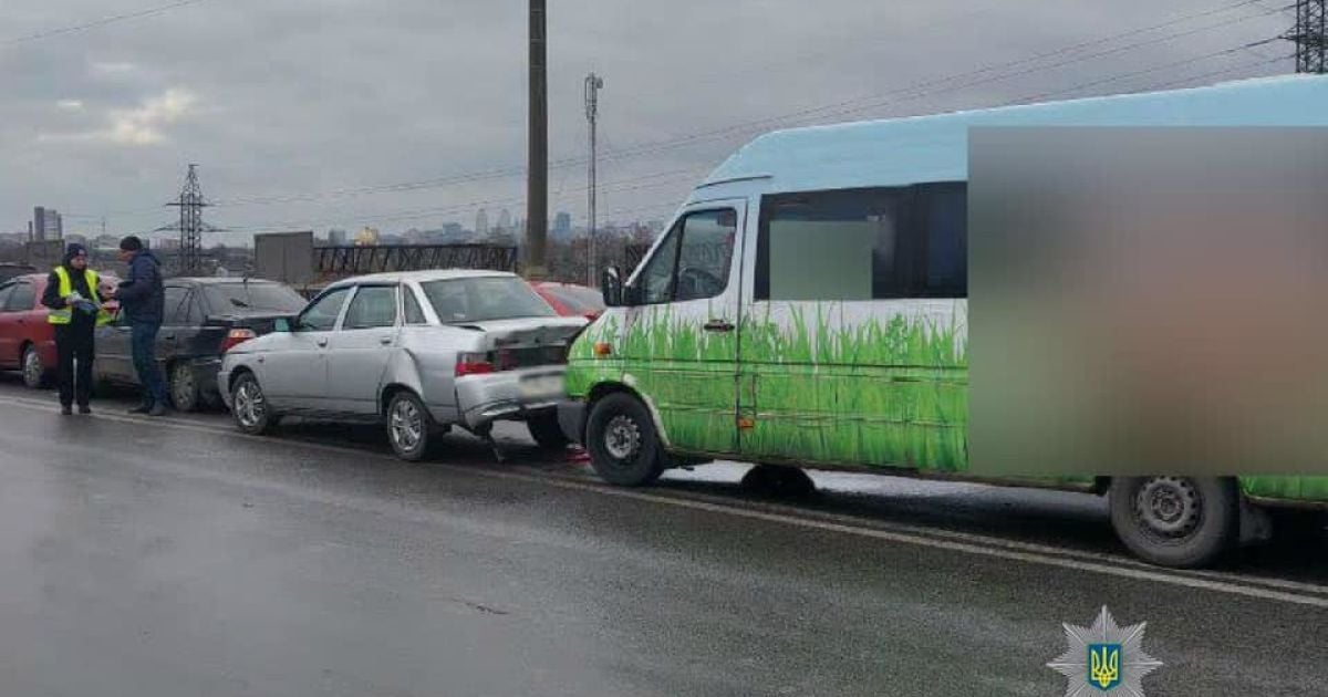 У Дніпрі "паровозиком" зіштовхнулися п’ять машин
