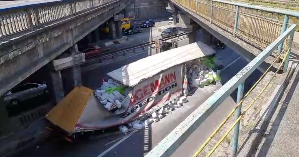 Кабину оторвало от прицепа: в Киеве проспект Победы сковала масштабная авария с фурой (видео)